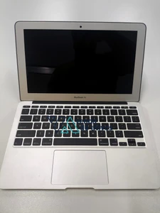 Lote 18 Un Macbook Air 7.1 e 01 Un MacBook Pro Retina 15"