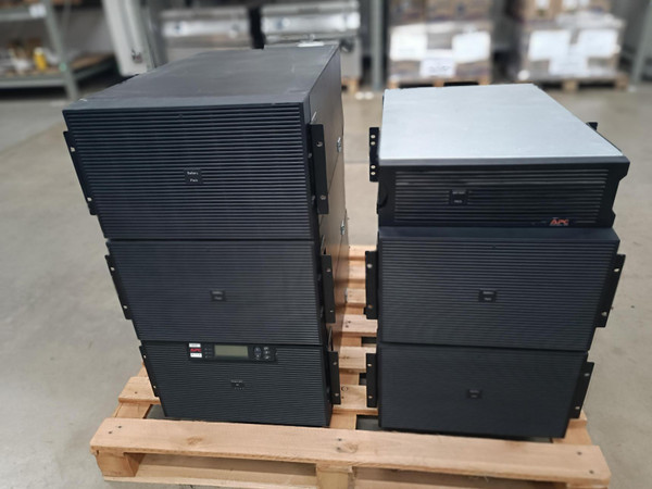 Lote 01 Nobreak APC e 04 Un Módulos de Bateria APC