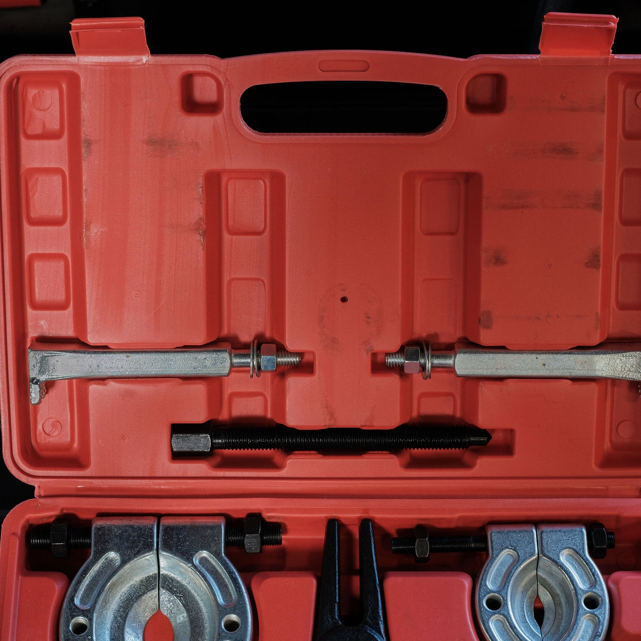 14-Piece Bearing Puller Kit Close Up Top Case view