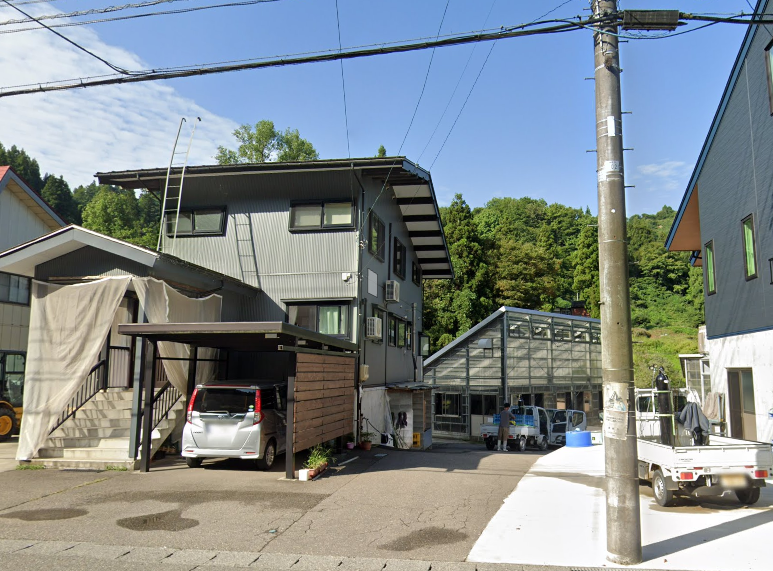 Shop Japanese koi from Izumiya Koi Farm, a trusted breeder known for strong-bodied koi and vibrant color. Hand-selected imports available now.