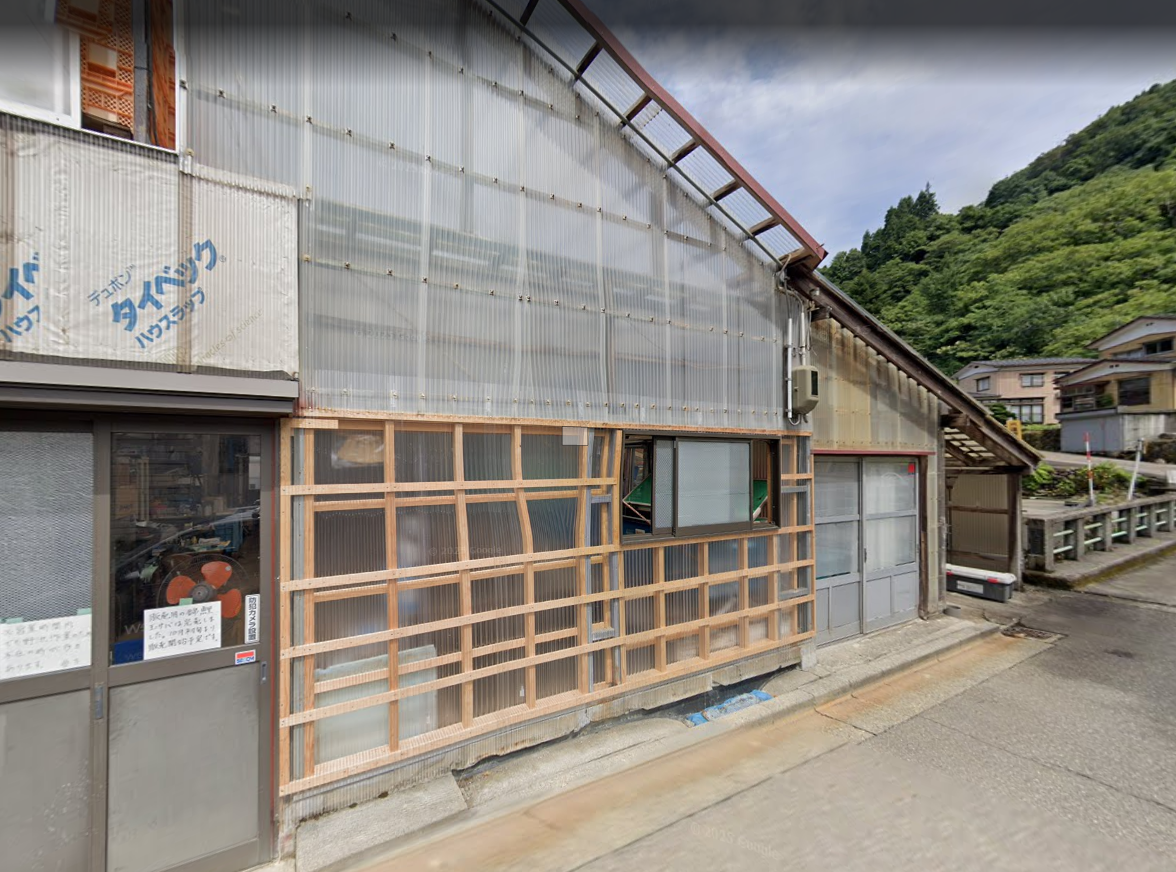 A legacy Niigata koi farm known for its elegant Gin Rin varieties and refined breeding practices. Kaneko Koi Farm delivers koi with brilliance, structure, and balance.