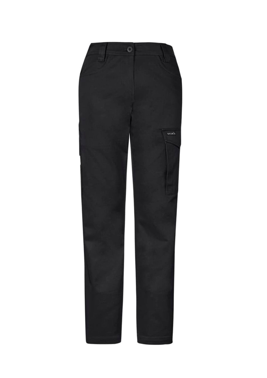 Cargo pants in black with a fitted design, featuring side pockets and a logo tag.