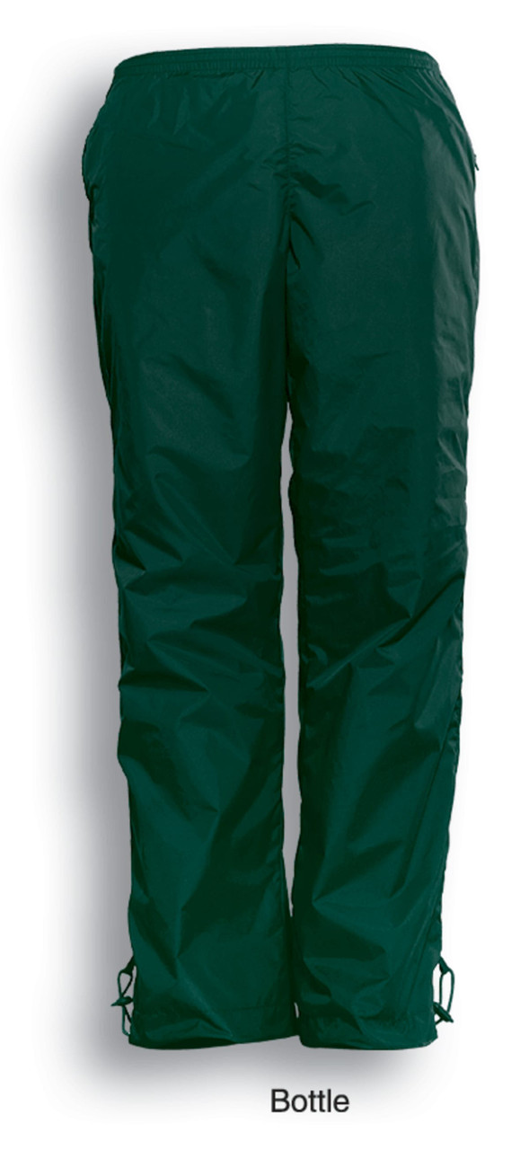 Unisex adults training track pants in dark green with an elastic waistband and side pockets. Features a logo.