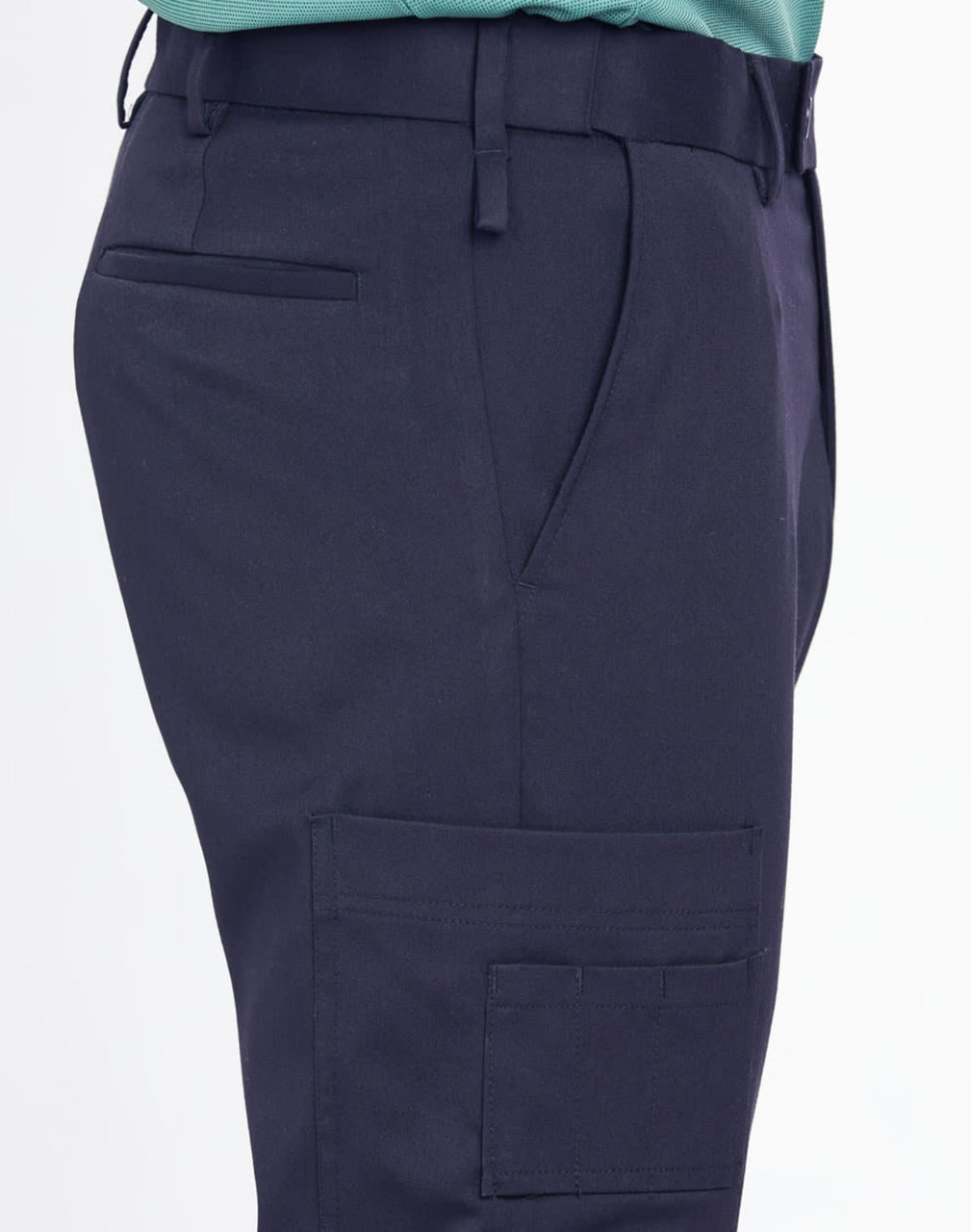 Men's utility cargo pants in navy, featuring side pockets and a modern fit. Includes a branding logo.