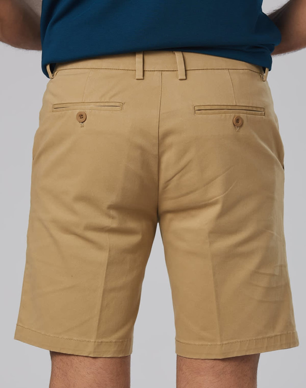 Men's stretch cotton chino shorts in khaki colour, featuring a smooth finish and back pockets with buttons.