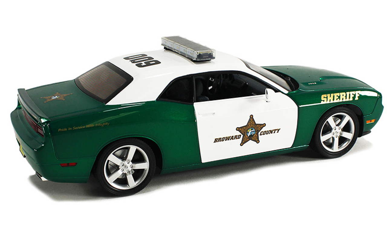 2009 Dodge Challenger R/T - Green and White - 1:18 Diecast Model by ACME