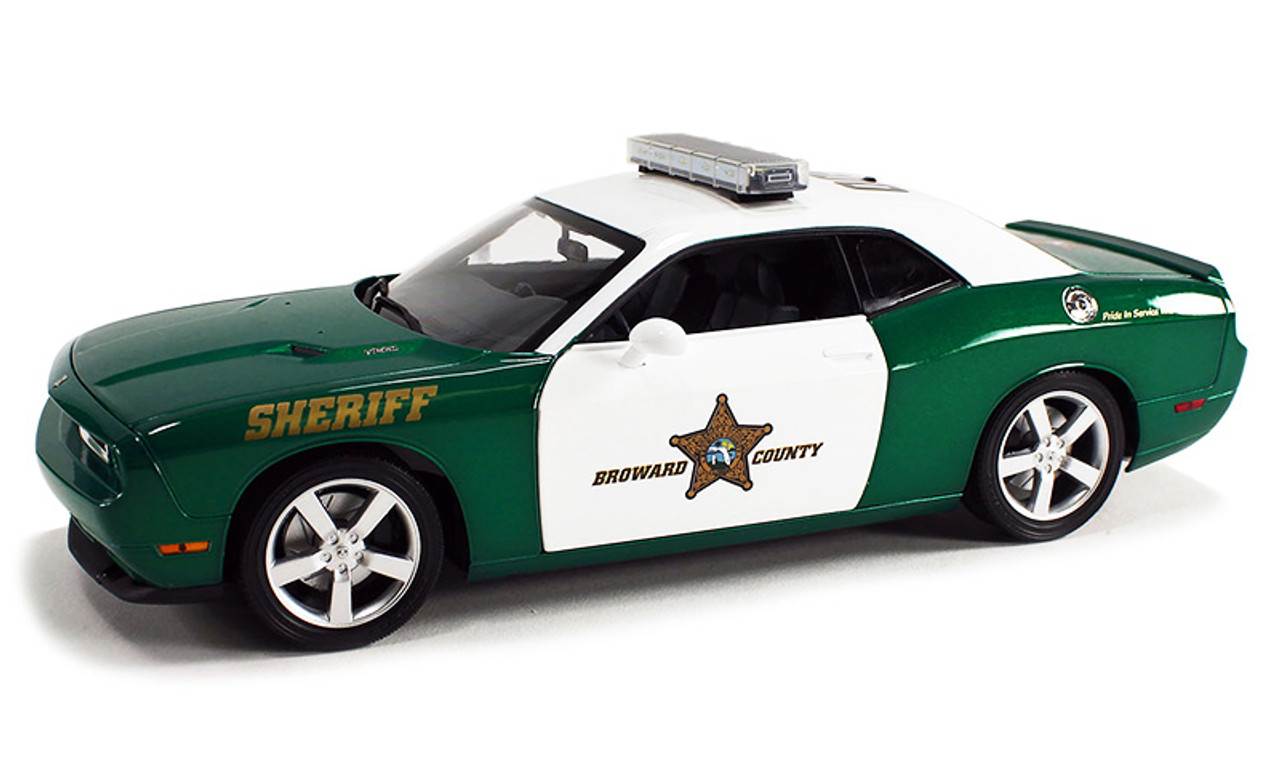 2009 Dodge Challenger R/T - Green and White - 1:18 Diecast Model by ACME