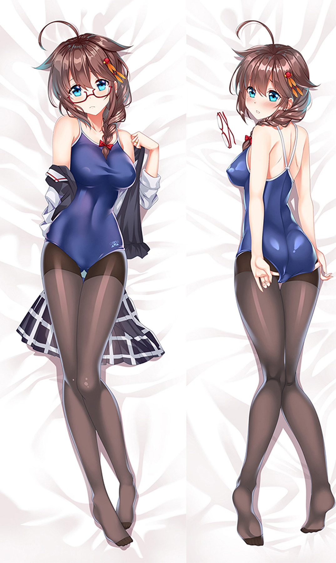 Shigure con gafas rojas, trenza lateral, bañador azul marino y medias oscuras, de frente y de espaldas