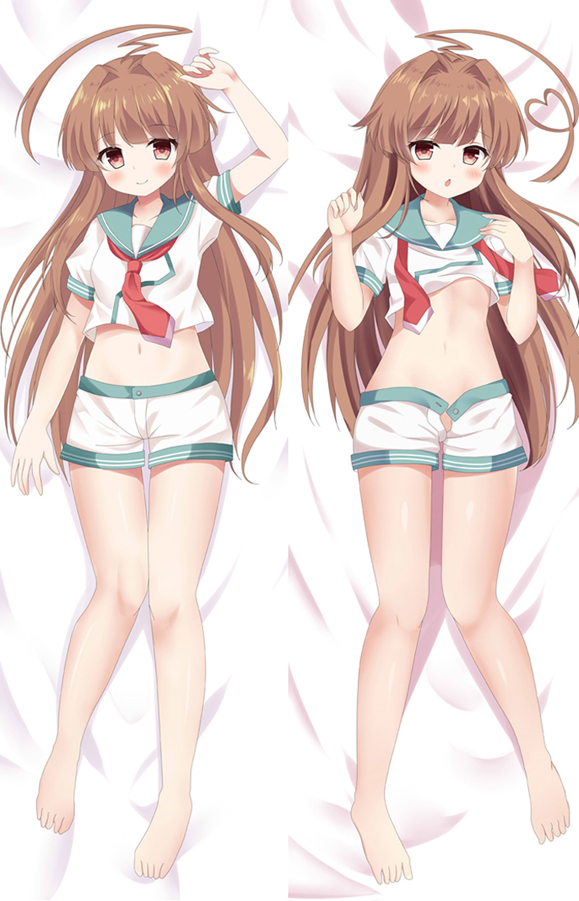 Kuma dakimakurahoes met lang bruin haar, grote gebogen haarlok, witte matrozentop en shorts met turquoise randen en rode halsdoek