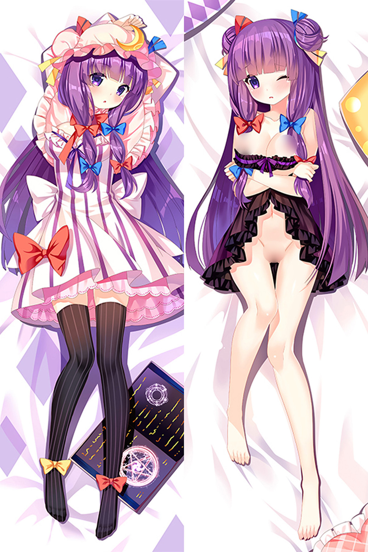 Patchouli Knowledge als Dakimakura-Motiv mit violettem Haar, Mondsichelhaube, rosa Streifenkleid, schwarzem Rüschenoutfit und offenem Buch.