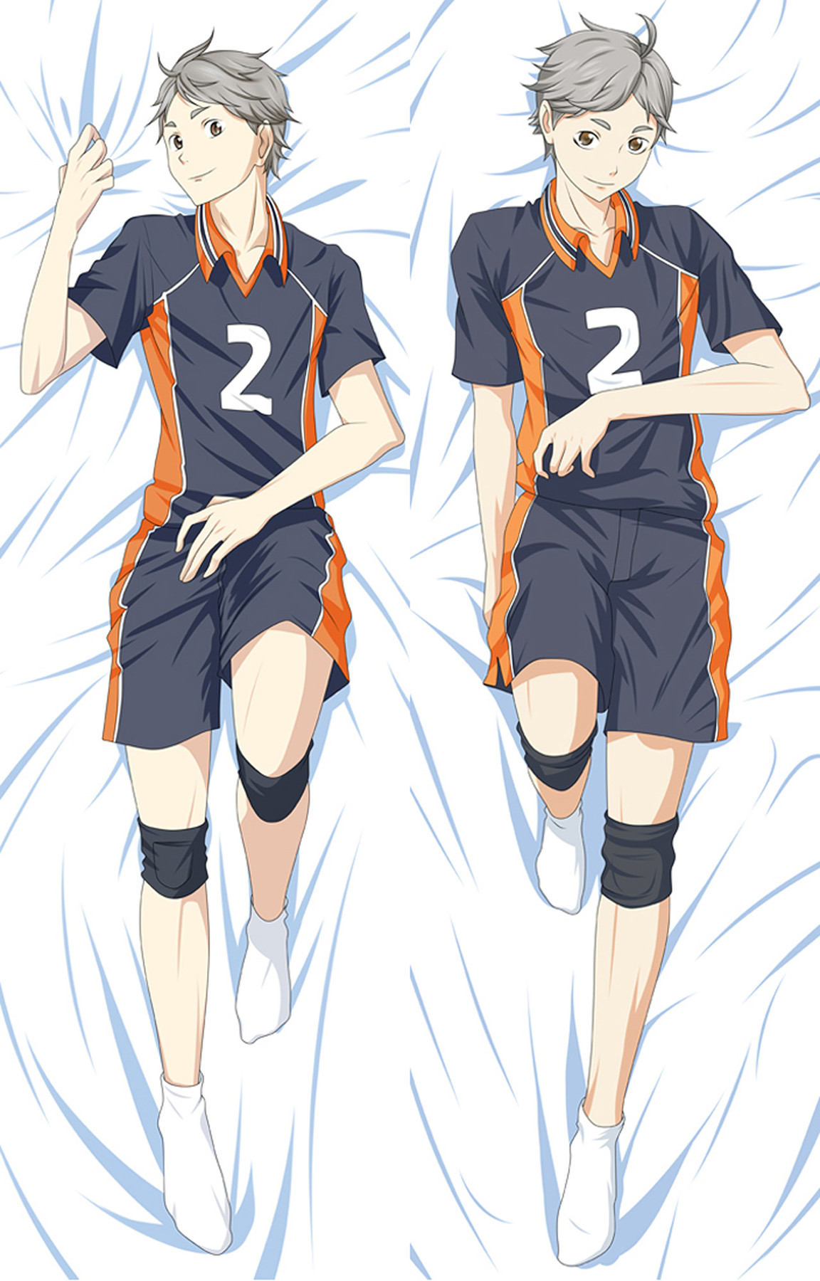 Koshi Sugawara sur une housse de dakimakura en maillot bleu foncé et orange numéro deux, avec short assorti, genouillères noires et chaussettes blanches.