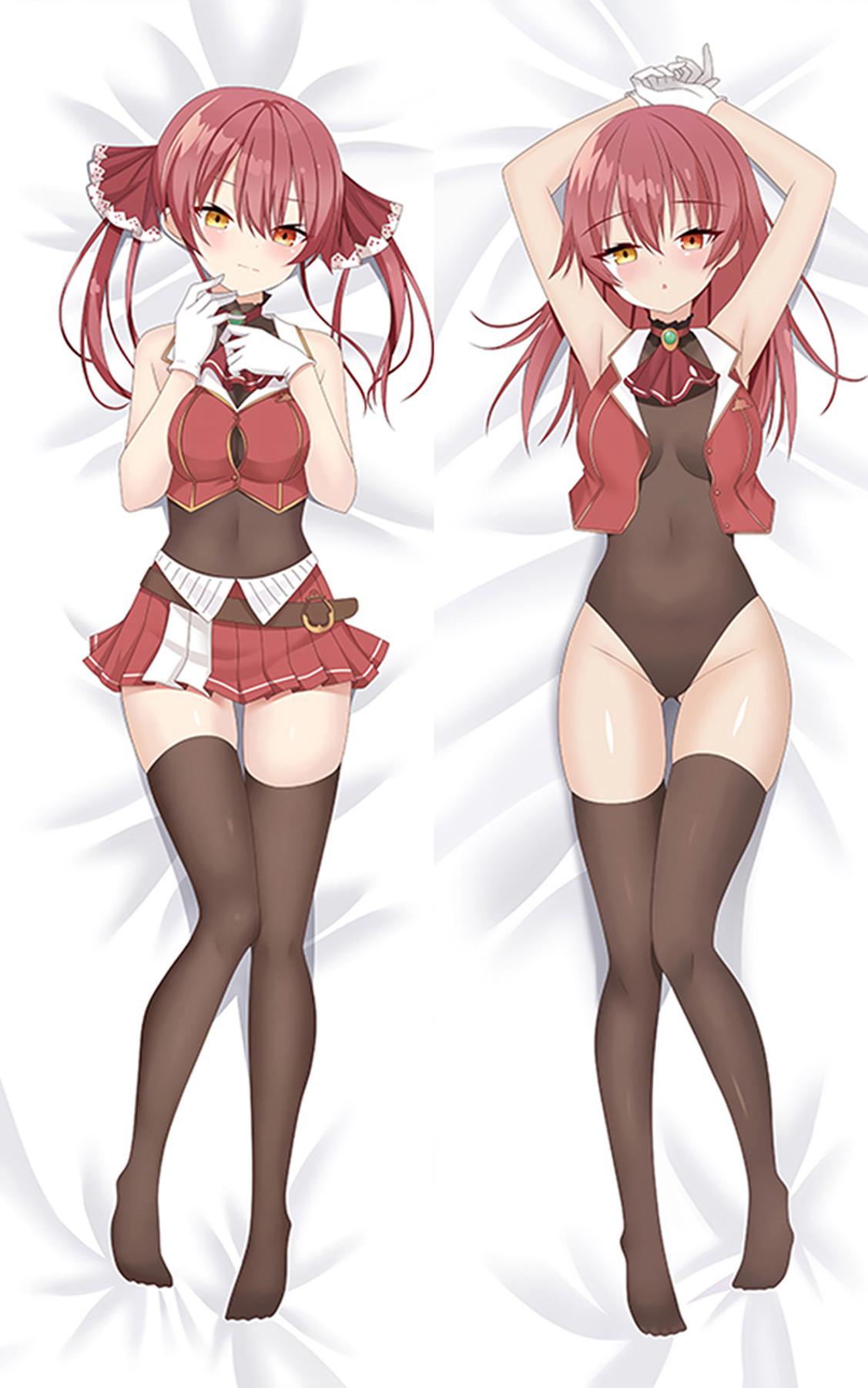 Houshou Marine en una funda dakimakura con cabello rojo, chaleco rojo, falda plisada, guantes blancos, ribetes dorados y hebilla de cinturón.