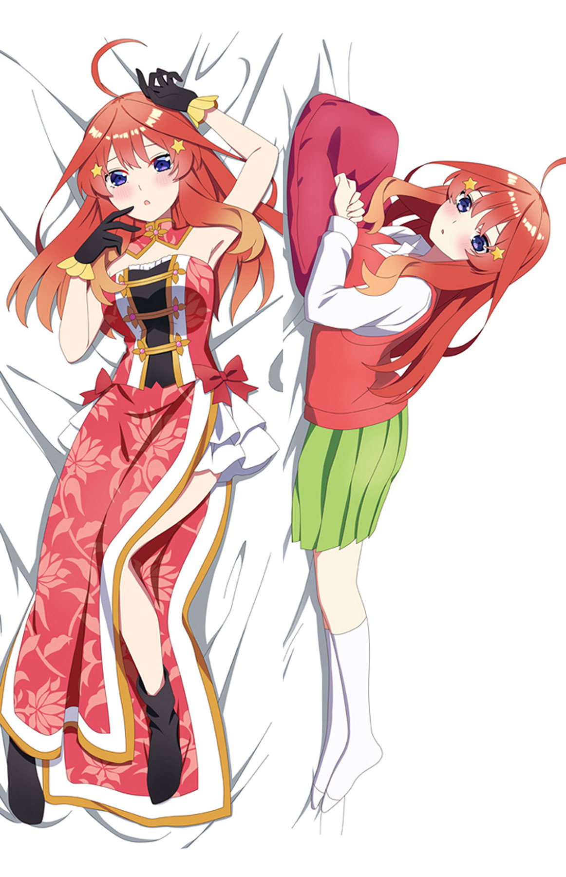 Itsuki Nakano op een dubbelzijdige dakimakurahoes met rode bloemenjurk, rode spencer, groene plooirok en gouden stervormige haarspeldjes.