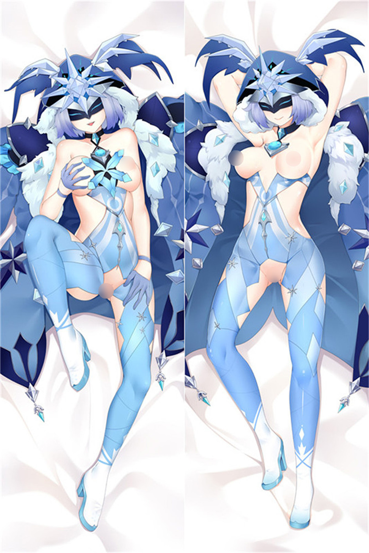 Fatui Cryo Cicin Mage auf einem Dakimakura-Bezug: Helles lavendelfarbenes Haar und eine schwarze Augenmaske sind unter einer dunkelblauen geflügelten Kapuze mit großem Eisornament zu sehen, ergänzt durch weißen Fellbesatz, einen blauen Schmuckstein am Halsband, geometrisch gemusterten blauen Stoff und einen kristallbesetzten Umhang.