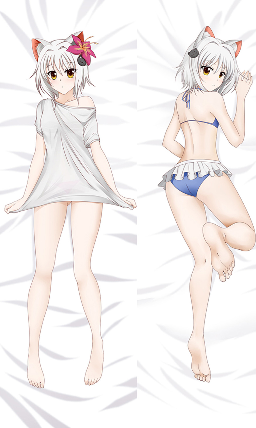 Koneko Toujou op een dakimakurahoes met wit haar, kattenoren en blauw-witte zwemkleding met ruches.