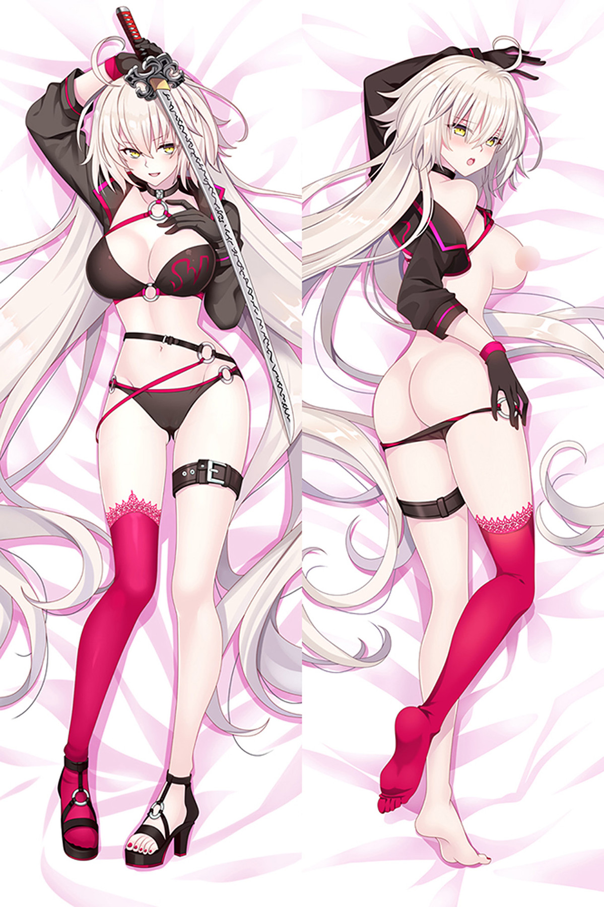Jeanne d'Arc Alter avec ses cheveux argentés, une veste noire et un katana sur le modèle dakimakura