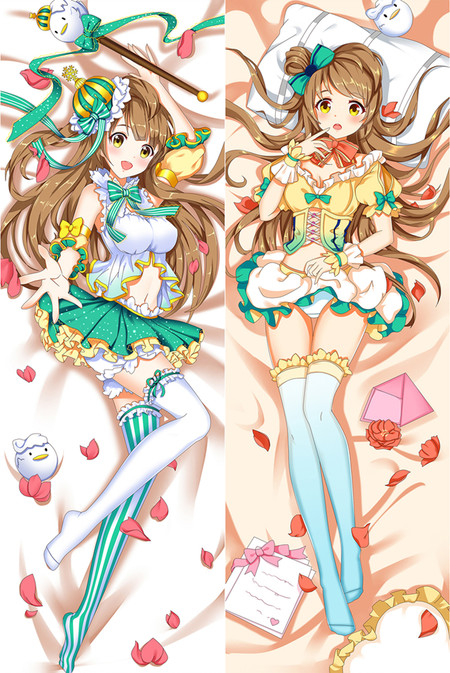 Kotori Minami en tenues de scène à volants vertes et blanches puis jaunes, avec bas rayés, bas turquoise et motifs d'oiseaux.