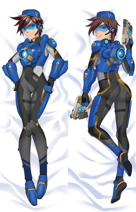 Tracer op een dakimakurahoes in blauw pantser met pet en vizier, van voren en schuin van achteren met twee pistolen.