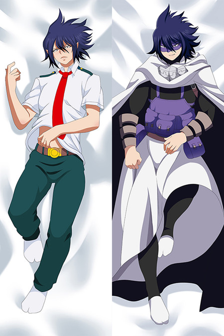 Tamaki Amajiki sur une housse de dakimakura, aux cheveux hérissés bleu-violet, en chemise blanche à gauche, avec cape blanche et masque violet à droite.