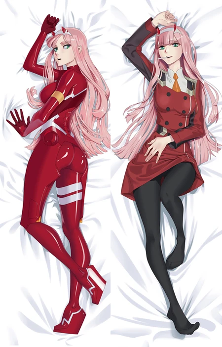 Zero Two sur une housse de dakimakura Darling in the Franxx, en combinaison rouge vue de dos à gauche et en uniforme rouge avec collants noirs à droite.
