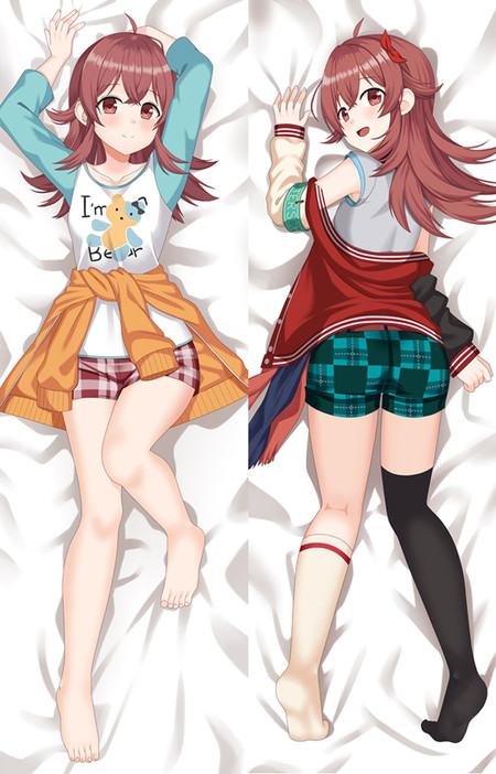 Kaho Komiya dakimakurahoes met wit-turquoise berenprintshirt, varsityjas en rood en groen geruite shorts
