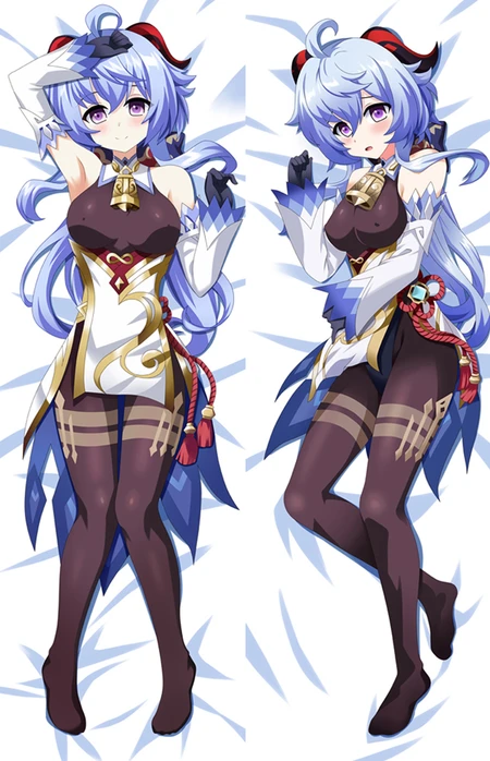 Zwei Posen von Ganyu mit hellblauem Haar, Hörnern mit roten Spitzen, dunklem Bodysuit, weiß-goldenem Vorderteil und Glocke am Hals.
