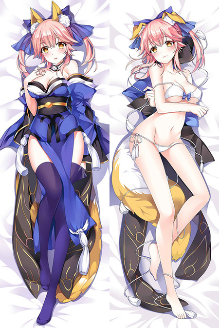 Tamamo no Mae de Fate/Grand Order sur une housse dakimakura recto verso, avec couettes roses, oreilles et queue de renard, kimono bleu, détails dorés et maillot blanc.