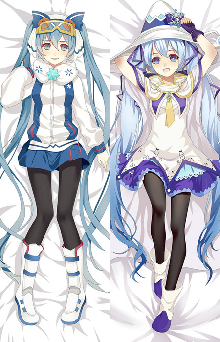 Illustrations recto et verso d'une housse de coussin en forme de Hatsune Miku, représentant une tenue d'hiver avec des lunettes de protection et une robe violette et blanche assortie d'un chapeau pointu.