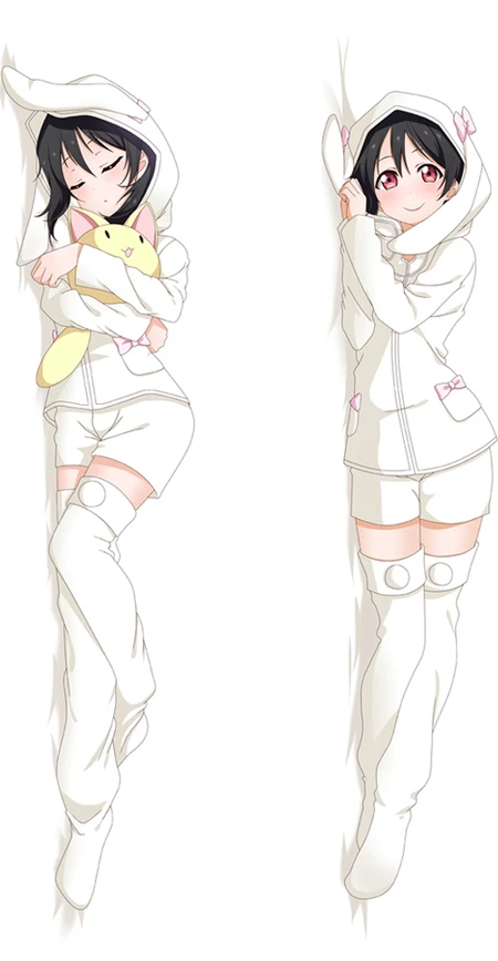 Dubbelzijdige illustratie van Nico Yazawa voor een dakimakurahoes met een witte jas met capuchon en shorts met roze strikjes, met een gele kattenknuffel aan één kant.