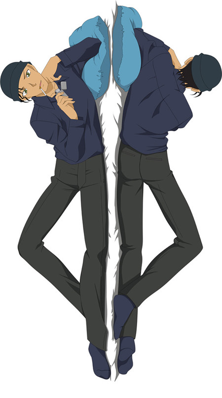 Shuichi Akai auf einem Dakimakura-Bezug mit schwarzer Mütze, dunkelblauer Jacke, dunkler Hose, Zigarette und Feuerzeug.
