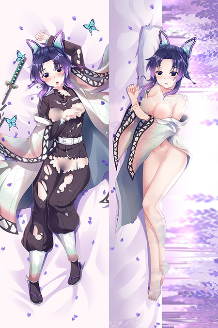 Beidseitige Dakimakura-Illustration von Shinobu Kocho mit Schmetterlingshaarschmuck, hellem Haori, dunklen Uniformteilen, einem Schwert neben der ersten Ansicht und violettem Blumenhintergrund; zensierte Vorschau.