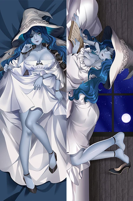 Ranni auf einem Dakimakura-Bezug, mit blauem Haar, weißem Kleid und Hexenhut; Auf der Rückseite liest sie am Fenster im Mondlicht.