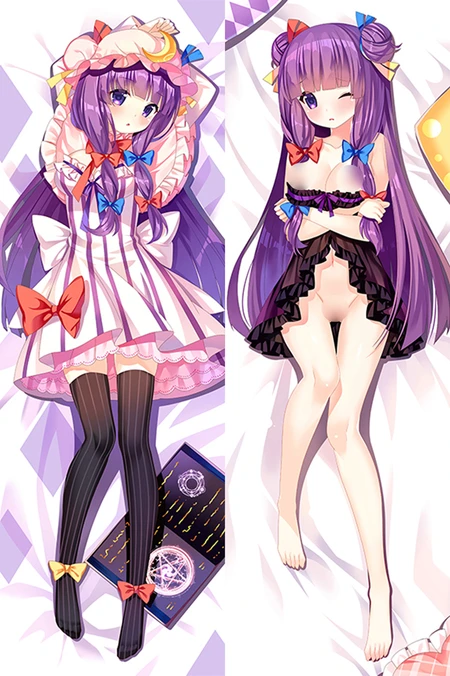 Patchouli Knowledge als Dakimakura-Motiv mit violettem Haar, Mondsichelhaube, rosa Streifenkleid, schwarzem Rüschenoutfit und offenem Buch.