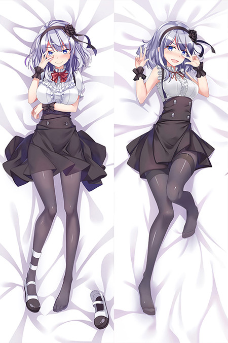 Hotaru Shidare de Dagashi Kashi dans une illustration dakimakura avec volants blancs et jupe à boutons.
