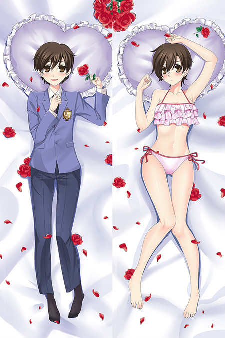 Haruhi Fujioka sur une housse dakimakura avec blazer bleu et volants roses et blancs.