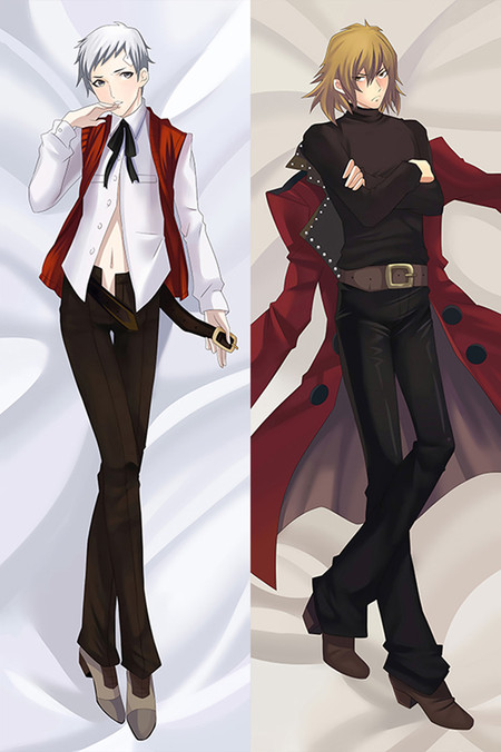 Akihiko Sanada in roter Weste und weißem Hemd mit Schwert, daneben Shinjiro Aragaki im roten Mantel und schwarzen Outfit auf einem Dakimakura-Bezug.
