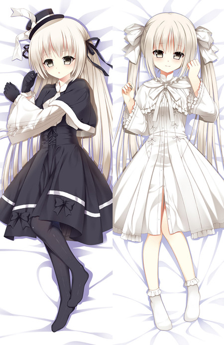 Sora Kasugano dakimakurahoes met lange lichte staarten, zwarte gothicjurk en witte jurk met ruches