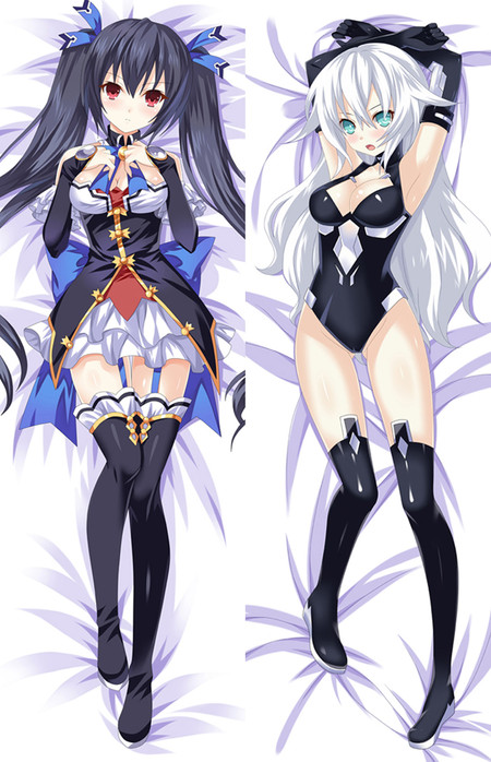 Noire und Black Heart Dakimakura-Motiv mit goldenen Verschlüssen, blauen Schleifen, silbernem Haar und hohen Stiefeln.