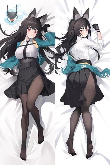Hoshimi Miyabi sur une housse de dakimakura en veste turquoise, chemise blanche, jupe plissée noire et collants foncés, avec oreilles de renard et longs cheveux noirs.