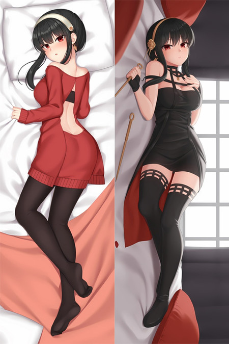 Yor Forger Dakimakura mit rotem Strickkleid und dunkler Strumpfhose; Rückseite im schwarzen Kleid mit goldenen Haarornamenten und Waffen.