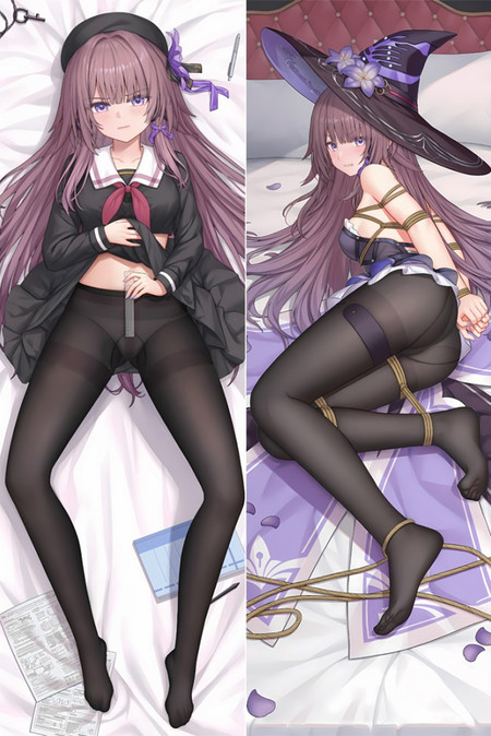 Housse dakimakura Herta, blouse sombre de style marin et foulard rouge d’un côté, tenue noire et violette et chapeau de sorcière fleuri au verso.
