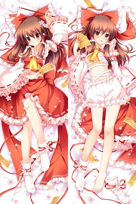 Illustration dakimakura Reimu Hakurei avec tenue rouge et blanche, grand nœud rouge, nœud jaune au cou, talismans en papier et fleurs