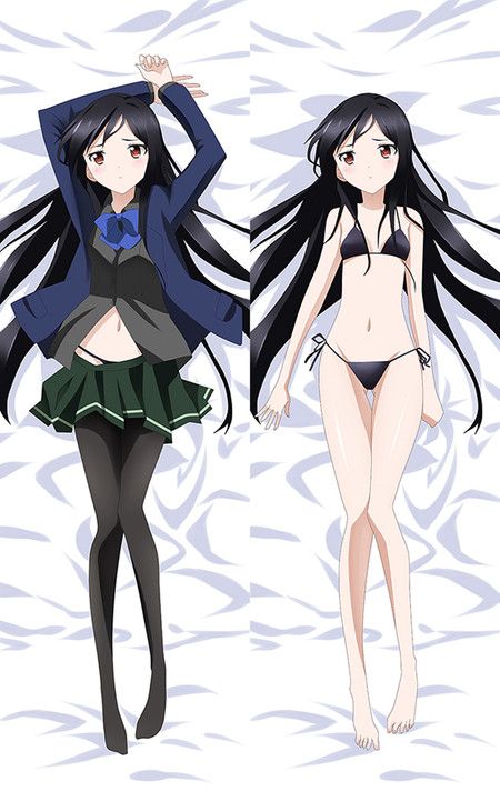 Kuroyukihime aux longs cheveux noirs, en veste bleu marine et jupe verte, puis en maillot noir