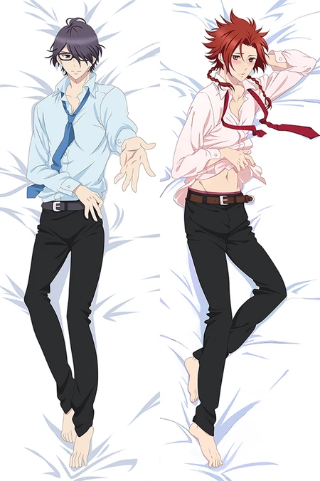 Azusa Asahina mit Brille und blauem Hemd neben dem rothaarigen Yusuke Asahina im rosa Hemd, beide in schwarzen Hosen