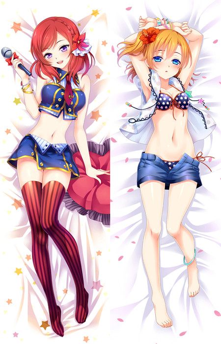 Maki Nishikino & Honoka Kousaka op een dakimakura-ontwerp met podiumoutfit, microfoon en zomeroutfit