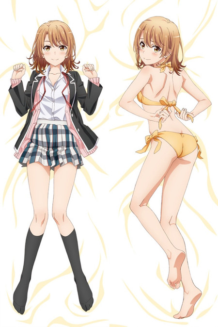 Motif de housse de dakimakura Iroha Isshiki d'OreGairu : blazer noir sur cardigan rose et chemise blanche avec jupe à carreaux, puis bikini jaune à nœuds.
