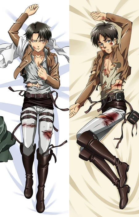Eren Yeager und Levi Ackerman auf einem Attack on Titan Dakimakura-Bezug: Levi links mit weißer Halsbinde, Eren rechts schräg liegend, beide mit zerrissenen Hemden und braunen Jacken.