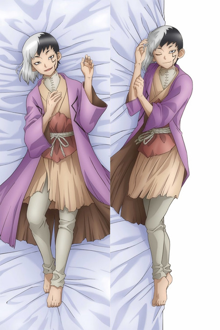 Gen Asagiri sur une housse de dakimakura, cheveux noirs et blancs, robe violette, vêtements roses et crème, ceinture en corde et pantalon gris.