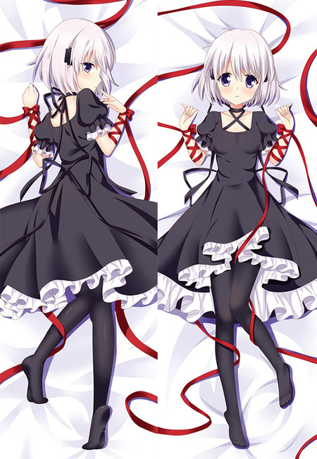 Funda de dakimakura de Kagari con pelo corto blanco, ojos violetas, vestido negro con volantes blancos, medias negras y cintas rojas.