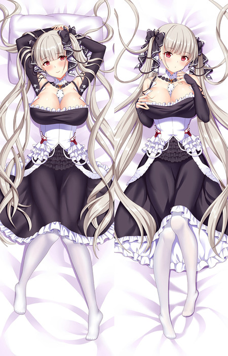 Formidable aux longues couettes claires et rubans noirs, en robe noire et blanche à volants, près d’un coussin clair